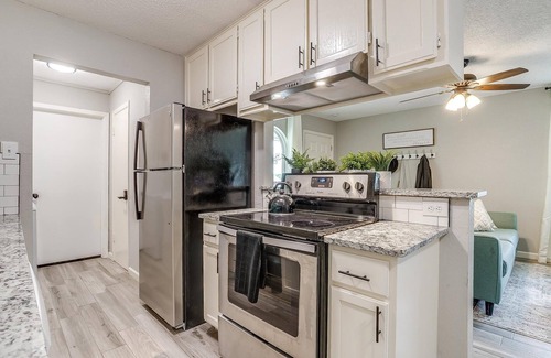 Westworth Village House | Quiet & Cozy Home - Ideal for Long Term Stays