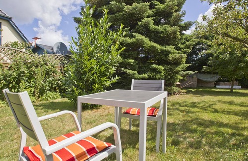 Middelhagen Apartment | Quiet location close to the sea, use of garden - Ferienhaus Auszeit FeWo 02