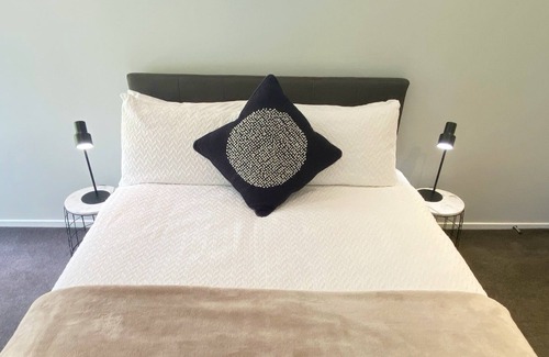 Lake Hayes House | Quiet Escape with Garden View