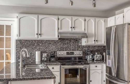 Southwest Calgary House | Quiet getaway in elegant 5 bedroom home