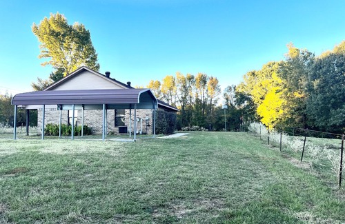 Mineola House | Quiet house in the country - 20 minutes from Canton and Lake Fork!