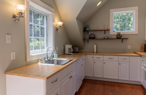 Rollingbay Cottage | Quiet island retreat - 1/4 mile from Fay Bainbridge Park