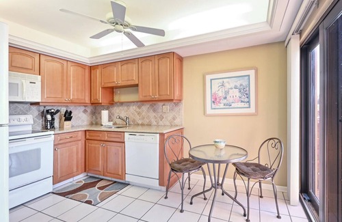 Hammock Bay Condo | Quiet lakeview/golf course 3 m N of Marco