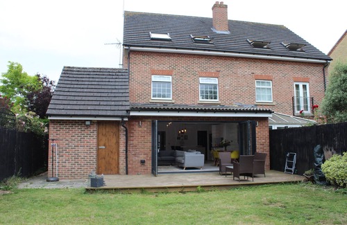 Rayners Lane House | Quiet location; easy access to London. Good transport links to Heathrow Airport.