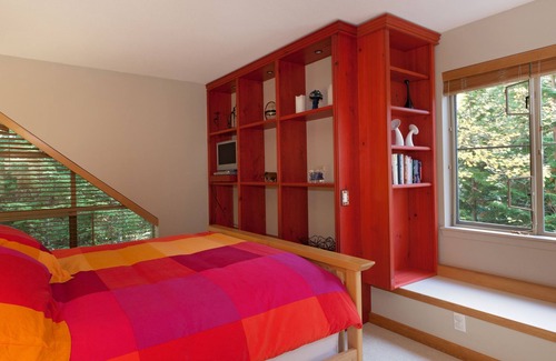 Blackcomb House | Quiet Mountain Location - Wood Burning Fireplace, Parking, Wifi