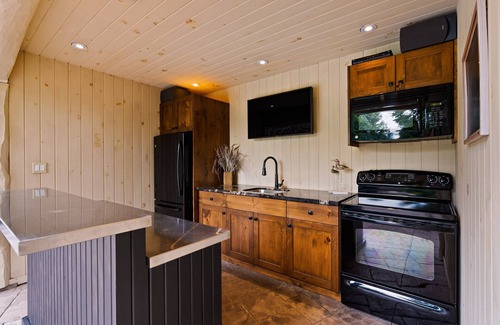 Clearview House | -Quiet Mountainview Retreat with Private Pool