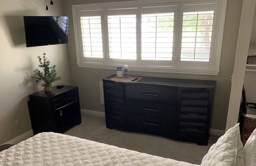 Valencia House | Quiet neighborhood, Family friendly w/backyard view of magic mountain No party