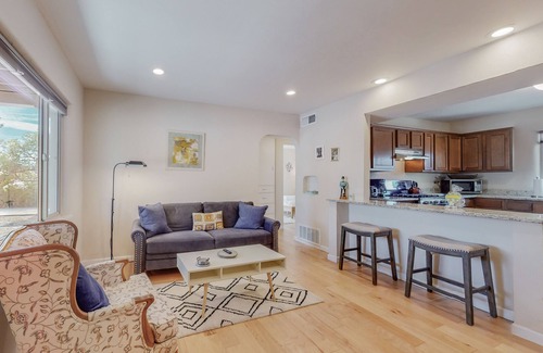 North Campus House | Quiet Nobhill Home, 2bd/1ba, Dog Friendly w/YARD