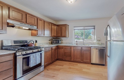 North Campus House | Quiet Nobhill Home, 2bd/1ba, Dog Friendly w/YARD