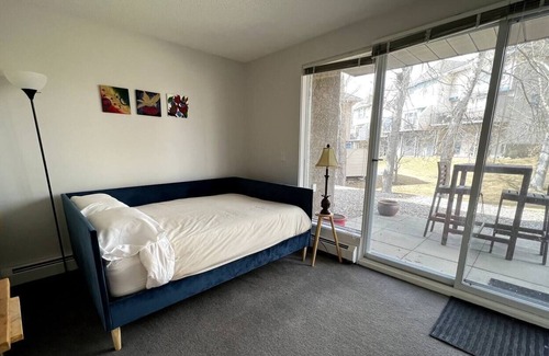 Coach Hill Condo | Quiet Penthouse Chalet w/ Pool, Spa & Gym. Easy Access To Downtown & Mountains.