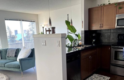 Coach Hill Condo | Quiet Penthouse Chalet w/ Pool, Spa & Gym. Easy Access To Downtown & Mountains.