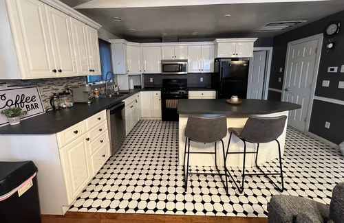 Ypsilanti Apartment | Quiet Pet-Friendly Apt With Large Private Balcony w/high speed internet