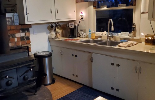 Toledo House | Quiet, pet-friendly home with a view of the Yaquina Bay minutes to the coast!n