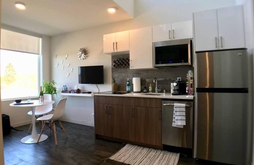 Broadway Apartment | Quiet retreat, in Seattle's most prominent entertainment & counterculture community.
