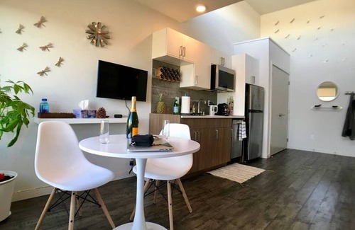 Broadway Apartment | Quiet retreat, in Seattle's most prominent entertainment & counterculture community.