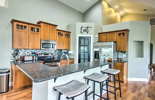 Audubon House | Quiet Retreat w/Kayak & Patio, Walk to Lake!