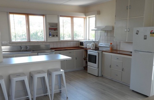 Turangi House | Quiet spacious comfortable home Wi-Fi sundeck 2 living areas large outdoor areas
