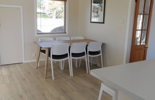 Turangi House | Quiet spacious comfortable home Wi-Fi sundeck 2 living areas large outdoor areas