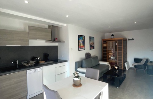 Bandol Apartment | Quiet studio in the countryside in Bandol, infinity pool, jacuzzi, sauna