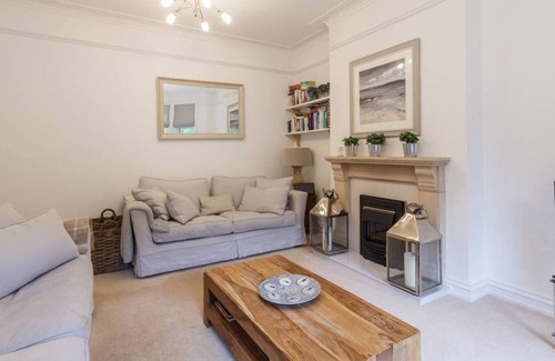 Canford Cliffs Apartment | Quiet, stylish, 2BR/2-bath flat near Sandbanks, 3 mins to beach, sleeps 4+2