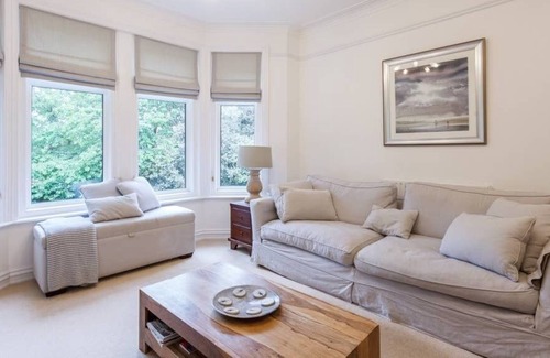 Canford Cliffs Apartment | Quiet, stylish, 2BR/2-bath flat near Sandbanks, 3 mins to beach, sleeps 4+2