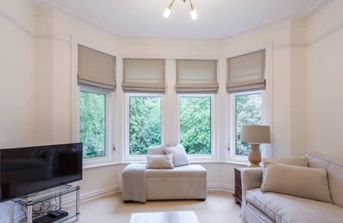 Canford Cliffs Apartment | Quiet, stylish, 2BR/2-bath flat near Sandbanks, 3 mins to beach, sleeps 4+2