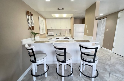 Villa Sabine Condo | Quiet, Sunny & Cheap! Walk to the Beach!n2 Night Getaways