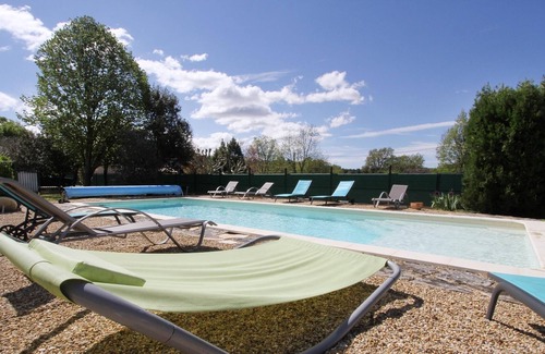 Salavas Cottage | Quiet surrounded by nature, heated pool - Gîte Le tournesol