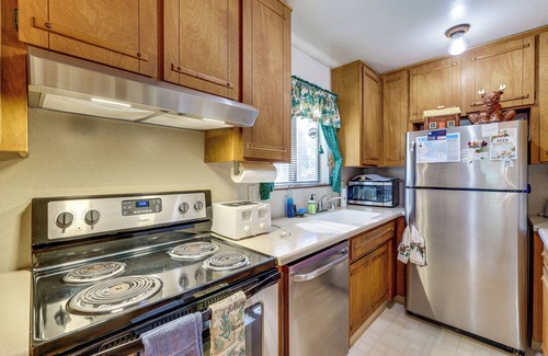 Truckee Cottage | Quiet Truckee Retreat w/Deck, 5 Mi to Donner Lake