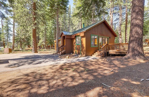 Truckee Cottage | Quiet Truckee Retreat w/Deck, 5 Mi to Donner Lake