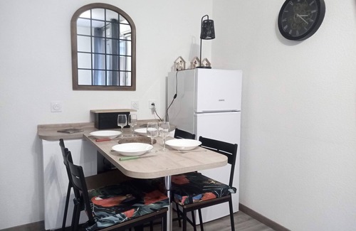 Lourdes Apartment | Quiet, well-located 1 bed 140 + bed with 2 extra beds. covered digicode parking.