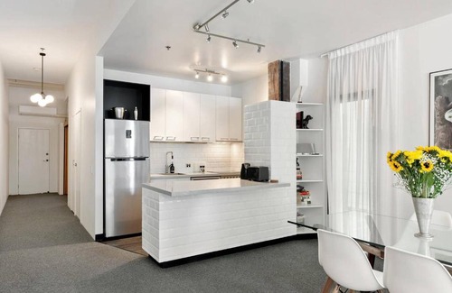 Teneriffe Apartment | Quintessential Woolstore Warehouse~1Bed/1Bath/1Car