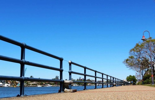 Teneriffe Apartment | Quintessential Woolstore Warehouse~1Bed/1Bath/1Car