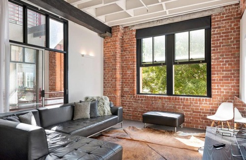 Teneriffe Apartment | Quintessential Woolstore Warehouse~1Bed/1Bath/1Car