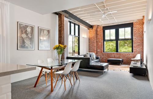 Teneriffe Apartment | Quintessential Woolstore Warehouse~1Bed/1Bath/1Car