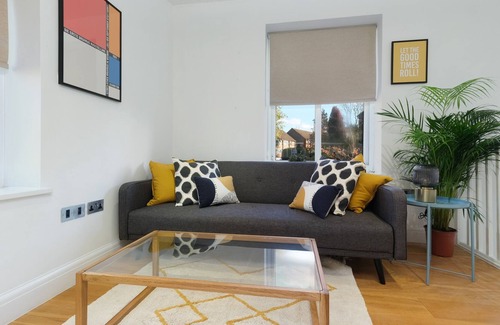 Edgware Cottage | Quirky 3 Bedroom 2 Bathroom Cottage with parking- Edgeware