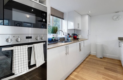 Edgware Cottage | Quirky 3 Bedroom 2 Bathroom Cottage with parking- Edgeware