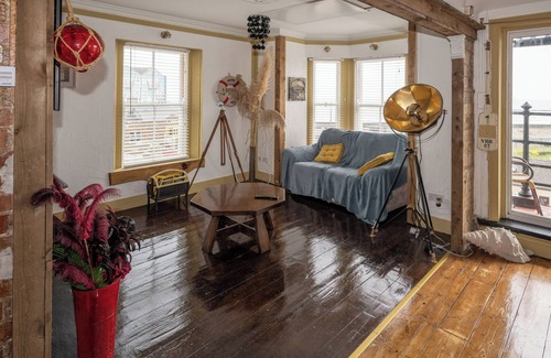 Youghal Apartment | Quirky Apt - Sleeps 6 - Coastal Area - Parking