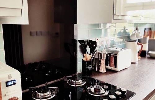 Dundee Apartment | Quirky, peaceful apartment in Dundee with free parking & great transport links!