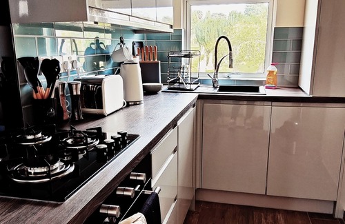 Dundee Apartment | Quirky, peaceful apartment in Dundee with free parking & great transport links!