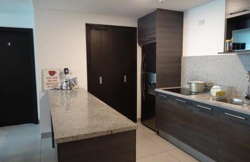 Simon Bolivar House | Quo Habitación en Lujoso Departamento a 1 minuto del Aeropuerto