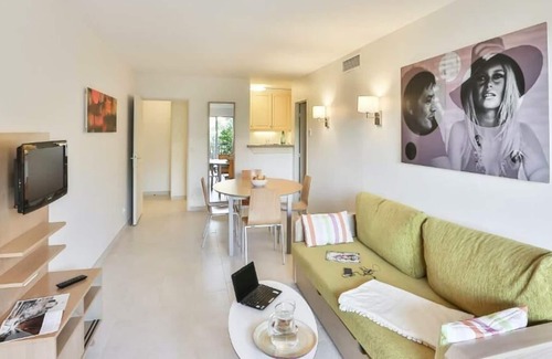Saint-Tropez Apartment | Résidence Pierre & Vacances Amandine - Maeva Selection - 2 Rooms 6 People Air Conditioned Cabin