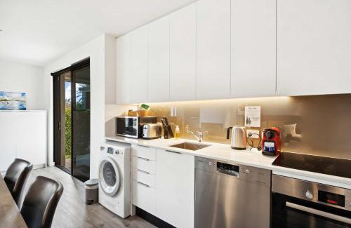 Arthur's Point Apartment | Rēhia at La residence du Parc