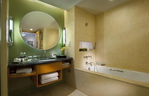 Pudong House | R 1542 Doubletree By Hilton Hotel Shanghai Pudong with Arcade(Game) Room , Garden , And Tennis Court