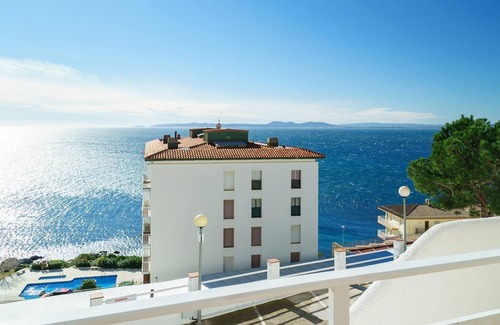 Almadraba-Canyelles Apartment | R. 186 - NEPTUNO B 1-4 - Apartment near the lighthouse of Roses, beautiful sea views and swimming pool.