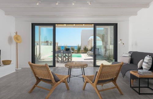Lahania Villa | R 3104 Villa Fenella With Air Conditioning.CD/DVD Player & Iron & Ironing Board