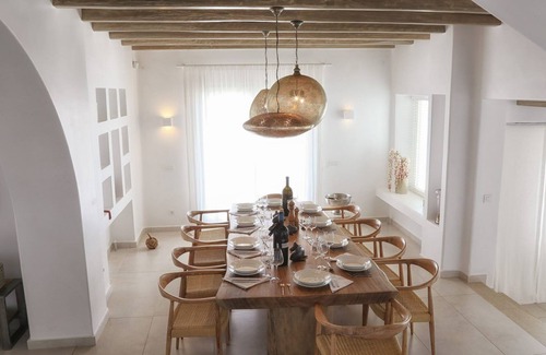 Elia Villa | R 3171 Villa Floyd With Air-conditioning , Dishwasher & Bath towels.