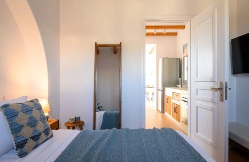 Santorini Villa | R 3251 Villa Hampus view suites with outdoor hot tub With Alarm Clock ,Central Heating & Internet a