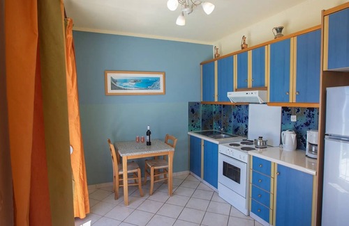 Lourdata Apartment | R 3290 Apartment Harshad With Coffee Facilities ,Dining Table & Sitting Area.