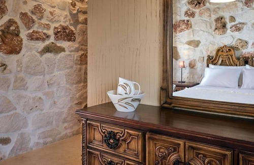 Kalpaki Villa | R 993 Villa with 2 Jacuzzi,Mountain view & Garden view.